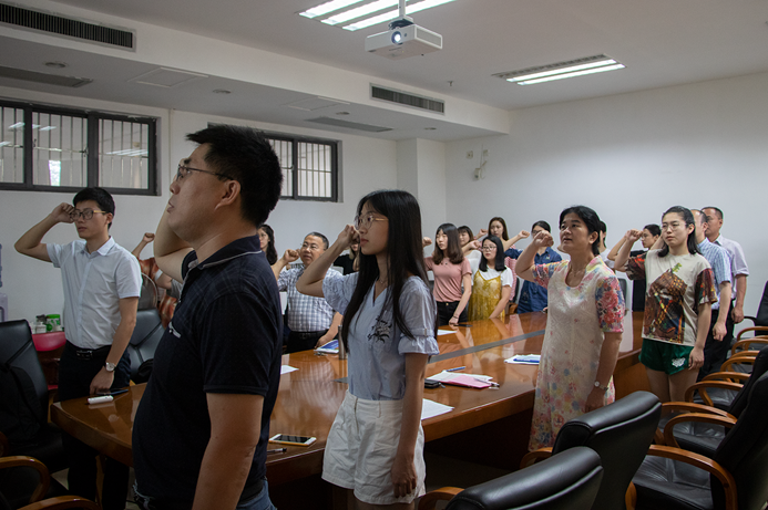 图片包含 人员, 室内, 天花板, 墙壁已生成极高可信度的说明